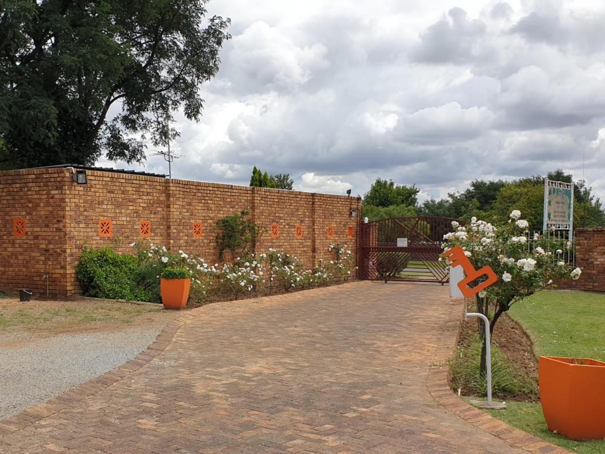 The Lazy Grape Guest Lodge & Spa Benoni Exterior foto