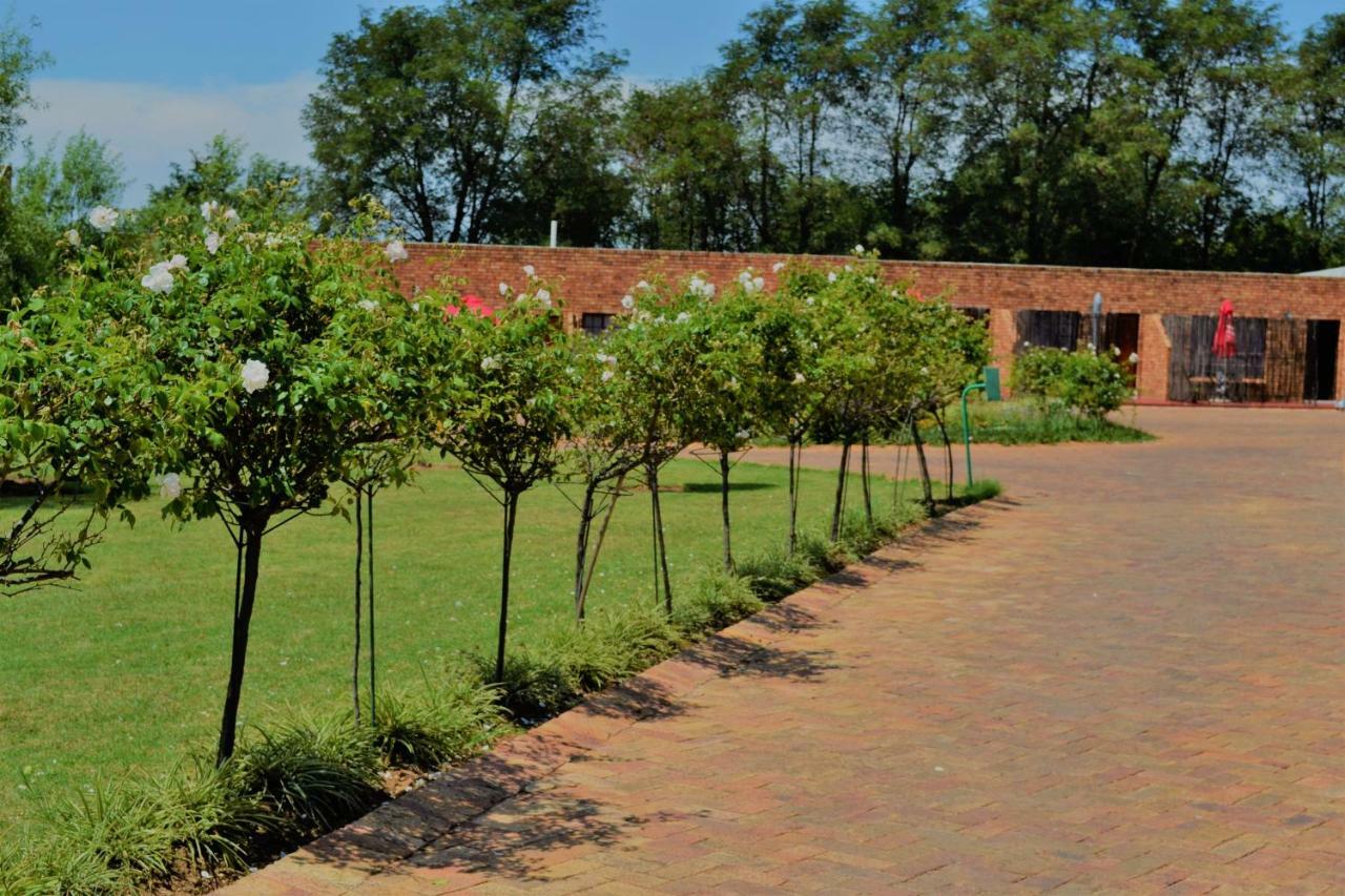 The Lazy Grape Guest Lodge & Spa Benoni Exterior foto
